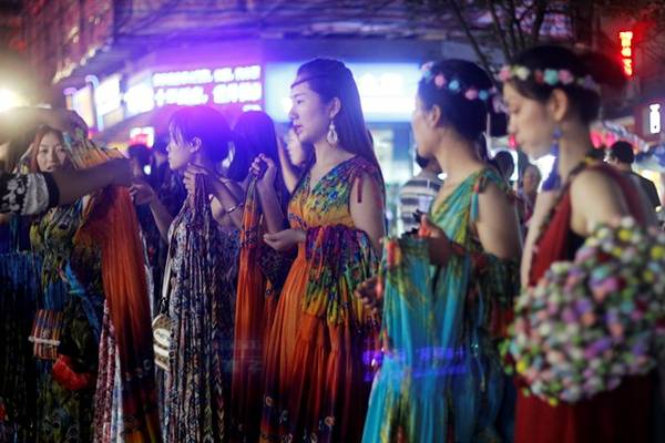Những thiếu nữ Dương Sóc mặc chính những chiếc váy mình bán để du khách có thể cảm nhận được vẻ đẹp của chiếc váy và… người bán.