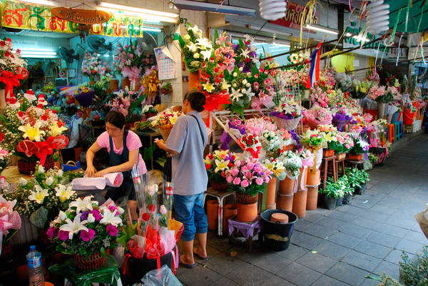 Chợ hoa Bangkok tọa lạc trên đường Chak Phet, dẫn vào bến sông, gần Saphan Phut hay còn gọi là Memorial Bridge. Các cửa hàng chủ yếu là những ngôi nhà 2-3 tầng nằm san sát nhau ngay trên trục đường chính chắc chắn sẽ mang đến cho bạn một trải nghiệm khó quên chỉ trong một ngày. Ảnh: thailand-property.com