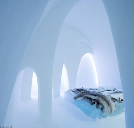 Một trong những thiết phòng ngủ độc đáo bằng băng tuyết của The Ice Hotel - Ảnh: Daily Mail