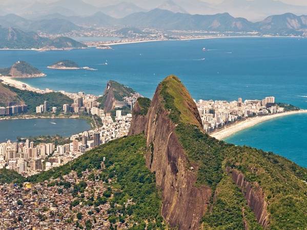 Rio de Janeiro nổi tiếng với bức tượng Chúa Kito Cứu thế khổng lồ. Nhưng nếu bạn muốn tìm một nơi nào đó ít khách du lịch hơn, hãy đi bộ lên núi Dois Irmãos (Núi Hai Anh Em). Đường lên núi mới được mở cho du khách, vì thế mặc dù ngắn nhưng nó khá dốc. Những khung cảnh khi lên đến đỉnh núi sẽ bõ những giọt mồ hôi của bạn.