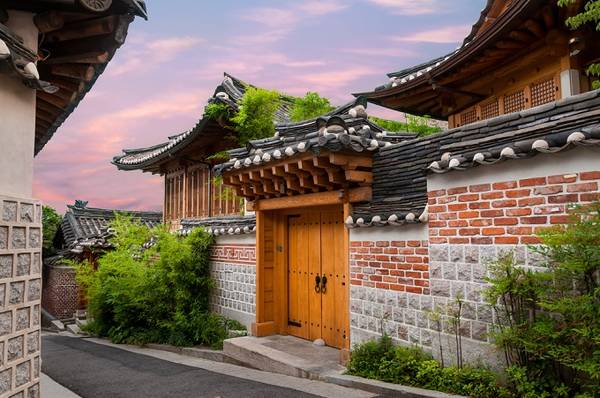 Làng Bukchon Hanok được xem là ngôi làng cổ đẹp nhất Seoul. Ảnh: Skyscanner