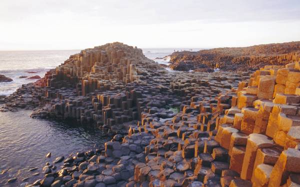 Giant’s Causeway là khu vực ngự trị của khoảng 40.000 cột đá bazan đan xen với nhau.