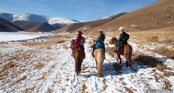 Batzaya cũng là người đam mê du lịch. Trong chuyến phiêu lưu lần này, ông cùng các khách du lịch khác đã có dịp trải nghiệm cưỡi ngựa Mông Cổ trong cái lạnh -10 độ C, cắm trại trên một ngọn núi hẻo lánh dưới bầu trời đầy sao...