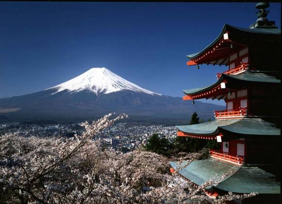Tuy Nhật Bản chỉ đón năm mới theo lịch phương Tây nhưng những thành phố tại Nhật vào dịp Tết Nguyên Đán (tính theo Âm lịch Việt Nam) vẫn có sức hút kì lạ.
