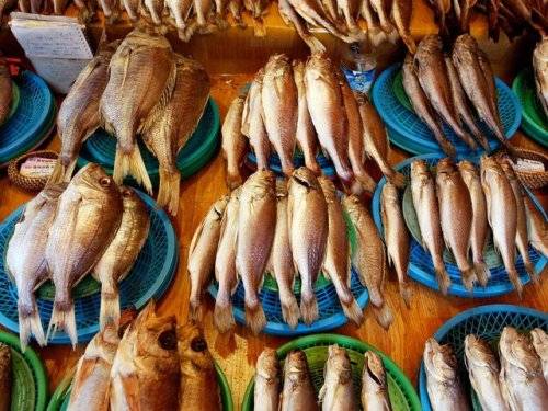 <strong>Đi chợ cá Jagalchi: </strong> Jagalchi là chợ cá lớn nhất ở Hàn Quốc. Du khách có thể tìm thấy ở đây đủ loại hải sản tươi sống như tôm, cua, cá, mực, bạch tuộc, ngao, sò, ốc... Bạn chỉ cần cầm một chiếc chậu nhựa lớn và người bán sẽ lấy rồi thả vào đó thứ mà bạn chọn. Ngoài các loại đồ tươi và khô, chợ còn có các gian chế biến tại chỗ cho khách thưởng thức. Do đó, bạn khó có thể tìm được nơi nào ăn uống tươi ngon hơn ở đây.