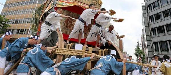 6. Trải nghiệm lễ hội của đạo Shinto: Đạo Shinto truyền thống dựa trên tục thờ cúng tổ tiên là một phần không thể thiếu trong cuộc sống thường ngày của người Nhật. Các tín đồ tôn thờ tự nhiên, do đó bạn sẽ thấy các lễ hội cầu mùa màng bội thu vào mùa xuân và lễ thu hoạch vào mùa thu. Đừng bỏ qua những lễ hội được nhiều người yêu thích như Kanamara Phallus và Gion (Kyoto). Ảnh: Nippon.