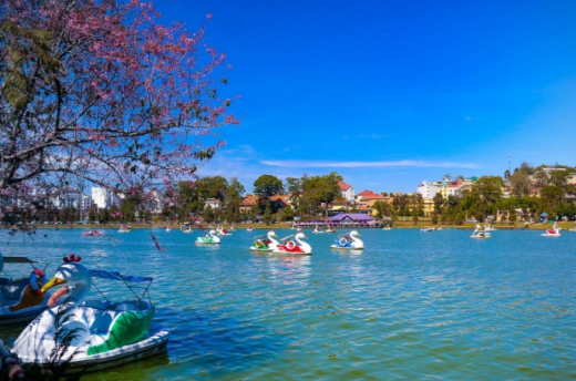 Hồ Xuân Hương với cảnh sắc thơ mộng vào mùa xuân. 