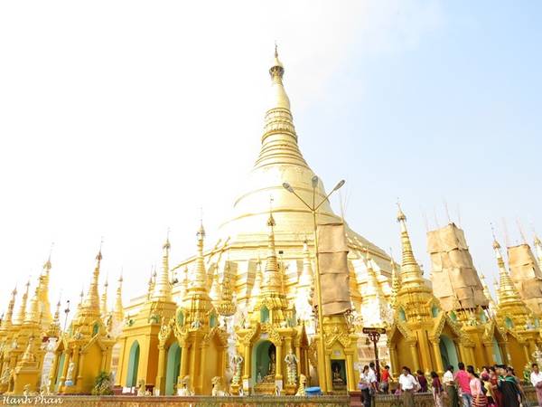 Chùa Shwedagon được dát khoảng 90 tấn vàng ròng, sáng rực rỡ trên đỉnh đồi Singuttara.
