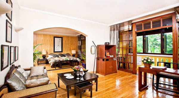 Đồ nội thất bằng gỗ tạo cảm giác ấm cúng, đầy thư giãn cho du khách. Ảnh: victoriahotels.asia