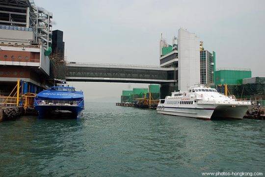 Phương tiện phổ biến thứ hai để di chuyển từ Hồng Kông sang Thâm Quyến là phà.