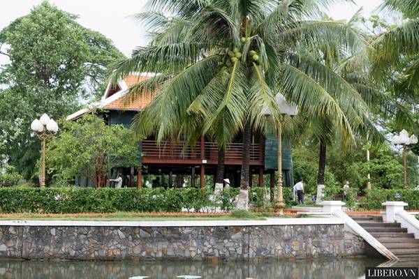 Trong khuôn viên Khu di tích còn có nhà sàn Bác Hồ, được xây dựng giống như ngôi nhà sàn của Chủ tịch Hồ Chí Minh ở Hà Nội với tỉ lệ 1:1