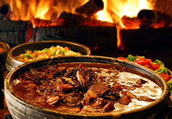 Feijioada là tên gọi món hầm truyền thống của Brazil. Món ăn được chế biến từ thịt bò, thịt lợn và đậu đen.