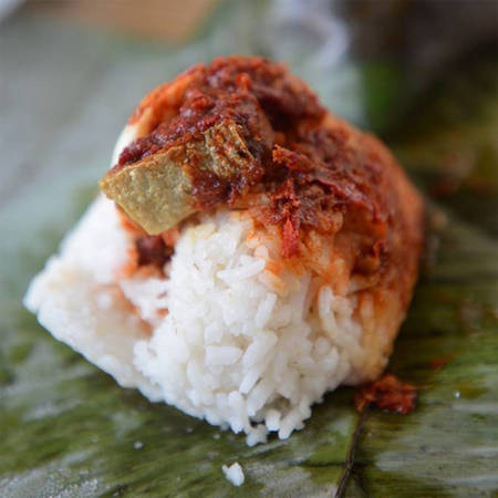 Cơm Nasi Lemak thơm ngậy mùi nước dừa. Ảnh: About Travel