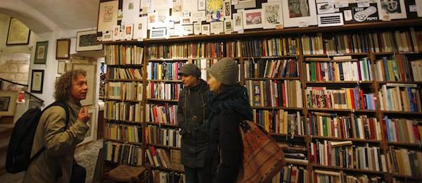 Honza giới thiệu cửa hàng sách cũ.