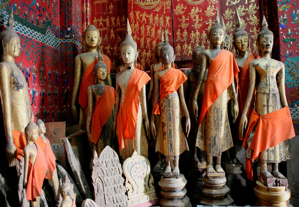 Những bức tượng Phật bên trong Wat Xieng Thong – một trong những ngôi đền quan trọng nhất Lào được xây dựng năm 1560. Tất cả bức tượng đều được chạm trổ vô cùng tỉ mỉ và tinh tế. 