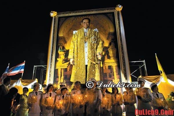 Người Thái Lan rất tôn trọng Hoàng Gia: Những điều cần lưu ý khi du lịch Thái Lan. Những điều cấm kỵ nên nhớ khi du lịch Thái lan