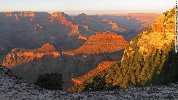 5. Grand Canyon, Arizona, Mỹ Mỗi năm, hàng triệu du khách trên thế giới đổ xô về Grand Canyon – dãy núi rộng 29km và dài 445km ở tiểu bang Arizona, Mỹ – để thưởng thức cảnh hoàng hôn ngoạn mục. Hopi Point, nơi mà bạn có thể thấy được các lớp đá chồng lên nhau, được xem là vị trí tốt nhất để chụp ảnh. Di chuyển: xe buýt và tàu đến Grand Canyon xuất phát từ Phoenix, Flagstaff và Las Vegas.