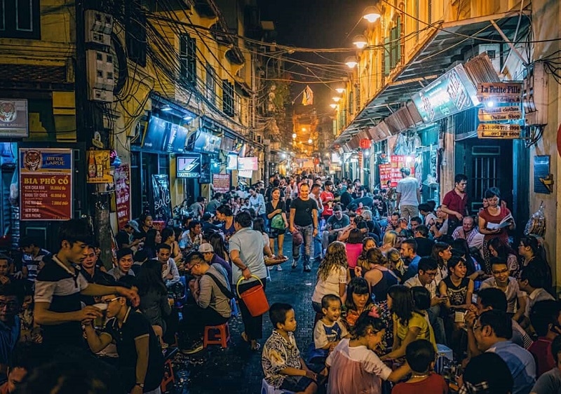 Lịch trình du lịch Hà Nội 1 ngày, phố bia Tạ Hiện