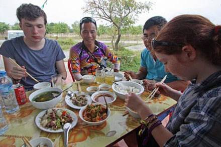 Một lần trải nghiệm món ăn Việt Nam của gia đình ông Kevin Rushby.