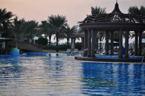 Emirate Palace có hai bể bơi lớn. Một bể dành cho các gia đình có trẻ nhỏ với bể lười và hai đường ống trượt. Còn một bể khách dành cho người lớn. 