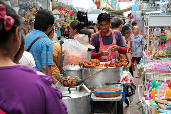 Những con phố ăn vặt hấp dẫn khắp Bangkok