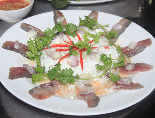 Gỏi cá trích là món ăn nổi tiếng của người dân biển đảo Phú Quốc.