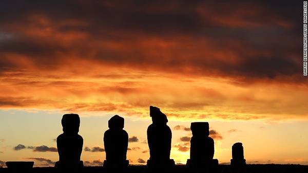 12. Rapa Nui (Đảo Phục Sinh), Chile Cách bờ biển Chile ở Thái Bình Dương khoảng 3700km, nằm bên bờ đông của đảo Polynesian, những bức tượng đá bí ẩn của nền văn hóa Rapa Nui đã xuất hiện từ hàng thế kỷ trước. Vào mỗi buổi chiều tà, khi mặt trời bắt đầu lặn, những ánh sáng le lói cuối ngày rọi vào những bức tượng có lưng hướng ra biển tạo nên một khung cảnh cổ xưa, huyền bí. 