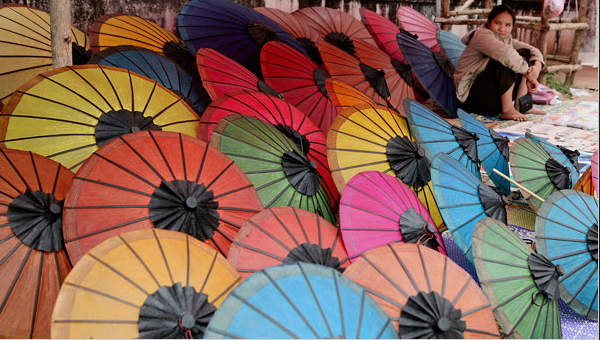 Người dân địa phương bày bán những mặt hàng thủ công mỹ nghệ dọc Sisavangvong – đường cái của Luang Prabang.