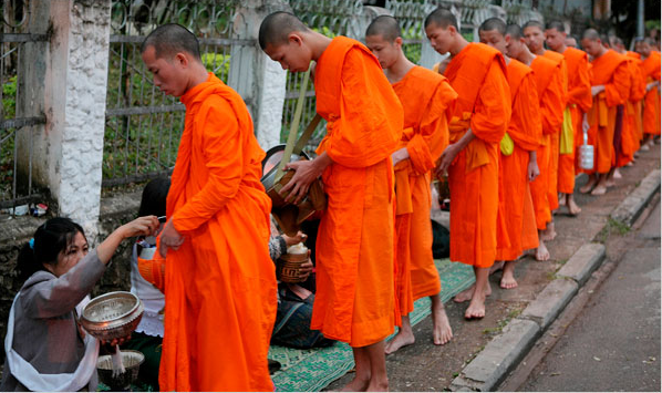 Hình ảnh các nhà sư đi khất thực là một hình ảnh đặc trưng và thiêng liêng ở Luang Prabang. Được dẫn đầu bởi một nhà sư lớn tuổi, các nhà sư đi theo một hàng trên vệ đường nơi những người dân địa phương đang quỳ bên cạnh đồ biếu tự làm. 