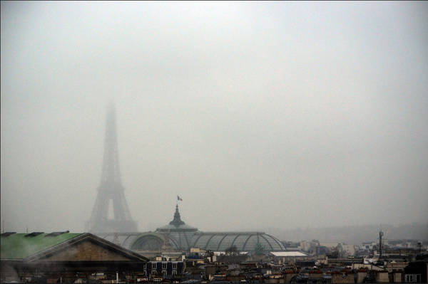 Paris, số 46 Thời tiết vào đầu tháng Giêng là màu xám và mơ hồ. Tháp Eiffel có thể chỉ có một phần được nhìn thấy trong ngày, làm cho nó trông như thể nó vẫn còn ở giai đoạn khác nhau của xây dựng vào những thời điểm khác nhau trong ngày. - Adriana Oberto, Turin, Ý (Đăng ngày 20 tháng hai)