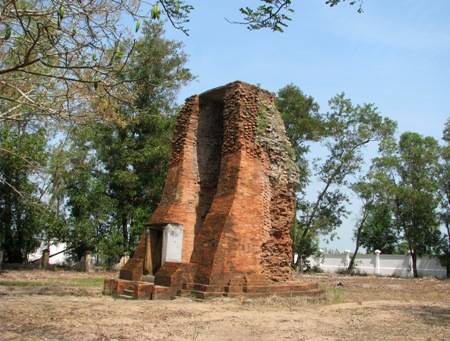 Tháp cổ Vĩnh Hưng (xã Vĩnh Hưng A, huyện Vĩnh Lợi) hơn 1.000 năm tuổi và được xem là một trong những tháp cổ thuộc dòng văn hóa Óc Eo hiếm có còn tồn tại tới ngày nay.