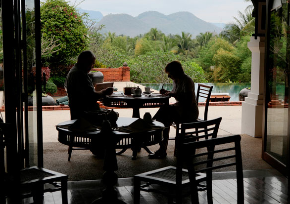 Bữa chiều cạnh hồ bơi ở La Residence Phou Vao – cách Luang Prabang 5 dặm. Khách sạn này có một hồ đầy sen, dịch vụ spa và khung cảnh hướng về phía tháp vàng ở vùng núi phía xa. 