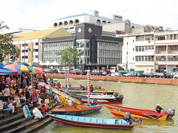 Chợ trên bến dưới thuyền sao thấy na ná như ở bến Bình Đông, Sài Gòn hồi còn được phép họp chợ.