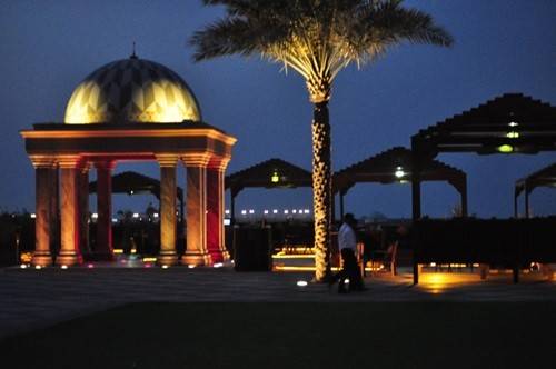 Khu BBQ Al Qasr được đặt ngoài trời với không gian mở và lãng mạn, giúp du khách tận hưởng tối đa thời tiết dễ chịu tại Abu Dhabi.