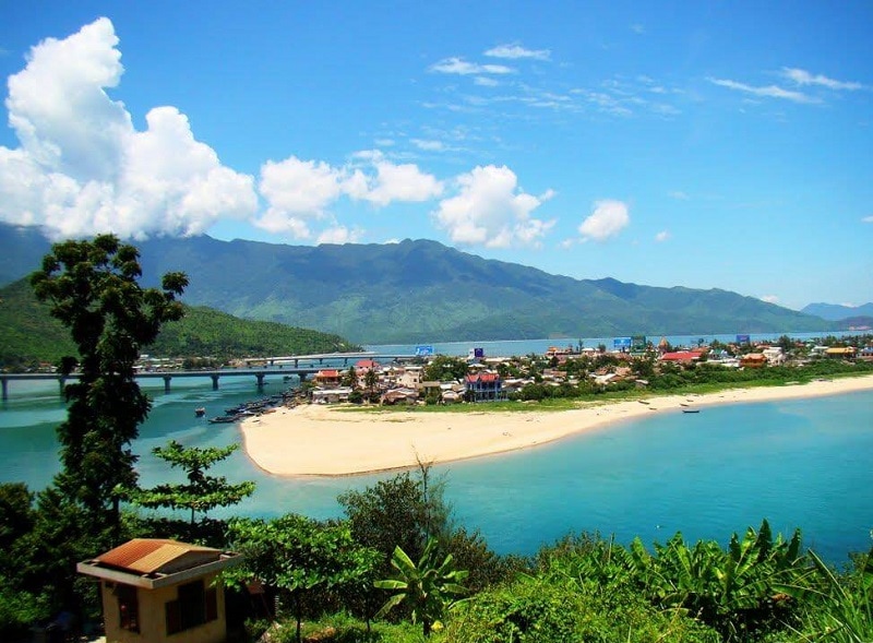 Địa điểm du lịch nổi tiếng ở Huế, biển Lăng Cô