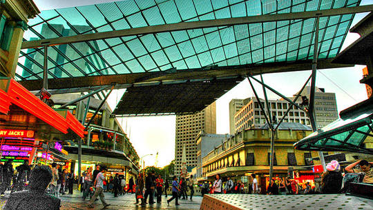 Đi dạo những con đường mái vòm, một di sản văn hóa của Brisbane, và tham quam mua sắm ở hơn 500 cửa hàng ở Queen Street Mall, trung tâm thương mại của thành phố.