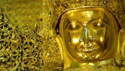 Tượng phật đính lá vàng trong chùa Mahamuni
