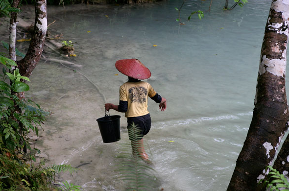 Một người đàn ông đang câu cá dưới thác Kuang Si – cách Luang Prabang khoảng 22 dặm. 