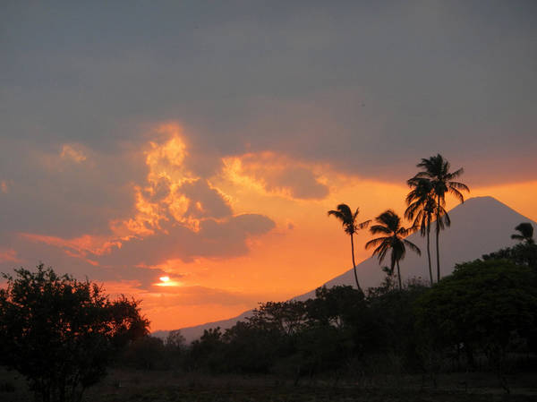 Nicaragua, số 3 Mặt trời mọc vào đêm thứ hai trên đảo Ometepe, hòn đảo xinh đẹp ở hồ Nicaragua của tôi. - Lilly Murmann, Anh (Gửi 21 tháng 10) Giữ Khám phá: Xem thêm hình ảnh hàng chục người dùng gửi.