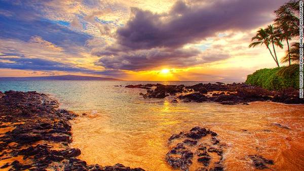 11. Maui, Hawaii Hoàng hôn, biển và những bãi cát trắng trải dài là một sự kết hợp không thể hoàn hảo hơn. Hawaii là một nơi lý tưởng để du khách thưởng thức cảnh mặt trời lặn trên biển tuyệt đẹp. 