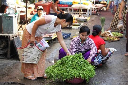 Dạo chợ lề đường ở Yangon