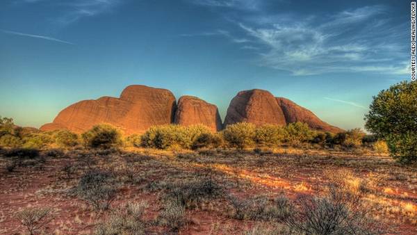 3. Uluru và Kata Tjuta, phía Bắc Australia Mái vòm Uluru (hay còn lại là Ayers Rock) cao 348m so với mặt bằng sa mạc, dài 5km và có chu vi 9,4km. Trong khi đó, Kata Tjuta (The Olgas) là một loạt 36 vòm đá có kích thước khác nhau, kéo dài 36km về phía Tây của Uluru. Nơi này được UNESCO công nhận là công viên quốc gia và kỳ quan khổng lồ. Vào thời điểm mặt trời bắt đầu lặn, màu sắc của những vòm đá ở đây liên tục thay đổi một cách kì diệu, tạo nên bức tranh thiên nhiên có 1-0-2. Di chuyển: những chuyến bay từ các thành phố lớn ở Úc đến vùng lãnh thổ phía Bắc hoạt động mỗi ngày. 
