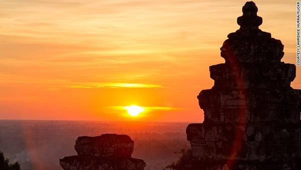 10. Phnom Bakheng, Angkor, Campuchia Nổi tiếng với khung cảnh “hoàng hôn trên đồi”, Phnom Bakheng – cách Angkor Wat khoảng 1,5km – là một địa điểm lý tưởng để ngắm hoàng hôn đúng chất Campuchia. Di chuyển: du khách có thể đến Siem Reap bằng xe buýt hoặc máy bay. 