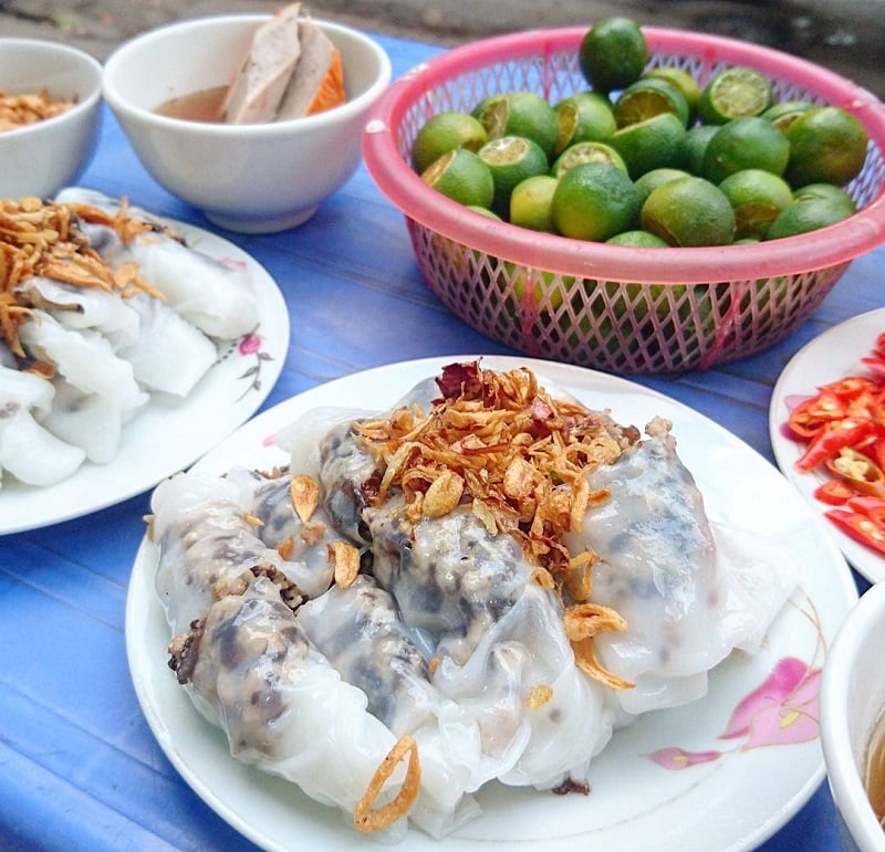Bánh cuốn trứng - món ngon hấp dẫn nên thử khi du lịch Sài Gòn ở quận Bình Thạch