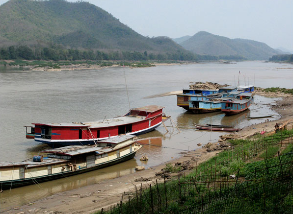  Những chiếc thuyền dài sẽ đưa du khách tham quan sông Mekong cũng như chiêm ngưỡng những vách núi đá vôi, những mẫu ruộng bậc thang và cảnh tượng người dân chài lưới. 