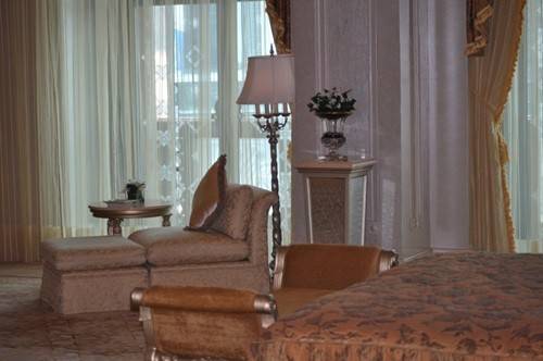 Phòng đắt nhất là Palace Suites với giá mỗi đêm là 15.000 USD.