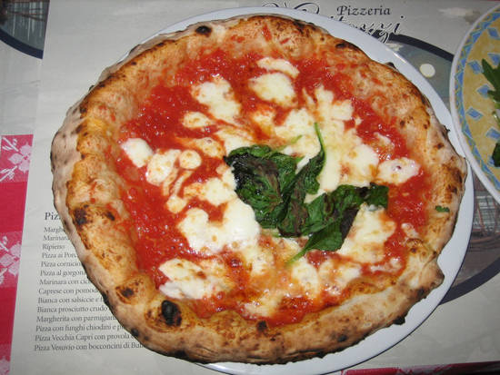 Bánh pizza ở thành phố Napoli, miền nam Italy.