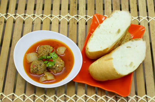 Nóng, cay, giòn, bánh mì xíu mại kiểu Đà Lạt hợp với những chiều mưa Sài Gòn.