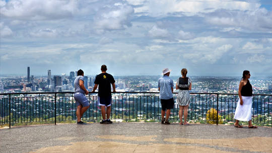 Từ thành phố, du khách có thể đáp xe buýt tới điểm ngắm cảnh Mt Cooot-tha Lookout, nơi du khách có thể ngắm được toàn cảnh Brisbane tới Vịnh Moreton và Núi Glasshouse