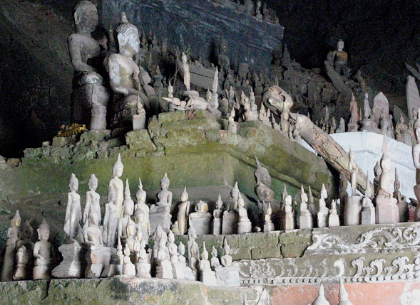 Đi dọc theo sông Mekong, du khách có thể ghé thăm động Pak Ou – nơi trú ẩn của vô số tượng Phật. Quần thể hang động nổi tiếng bởi các tác phẩm điêu khắc đậm chất Lào, được lưu giữ qua hàng thế kỷ. Hàng trăm bức tượng gỗ được đặt trên sàn và dựng trên tường.